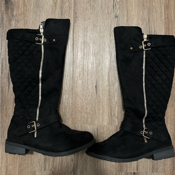 Forever 21 Black suede boots with gold hardware size 8.5 - Picture 2 of 2